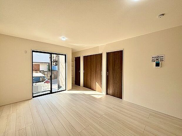 家族の集うリビングには色々な方向から光が差し込む設計に。家族のコミュニケーションが弾むスポットだから明るい雰囲気であってほしい。