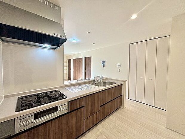 リビングにいる家族の顔が見渡せるカウンターキッチン。お料理もより一層おいしく、楽しく。食器棚を背面に設置しても十分な広さを確保しています。