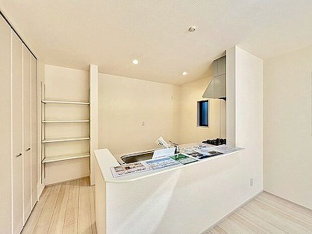 キッチン横にはたくさんの収納スペースがございます。食材などの収納に便利です。