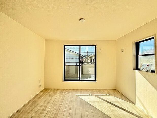 ゆとりの7.5帖ある寝室、陽光が入りやすく朝の目覚めも気持ち良く起こしてくれます。 