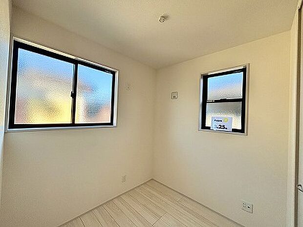 収納やワークスペースに使える2階の3.25帖