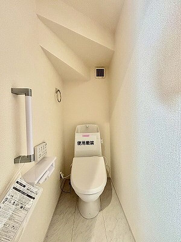 ウォシュレット機能付きのトイレ。