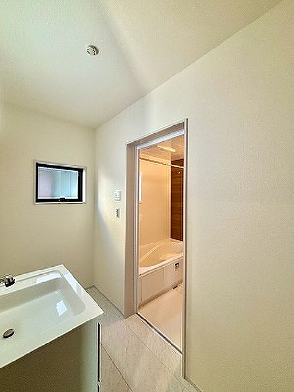 白を基調にした清潔感のあるランドリースペース