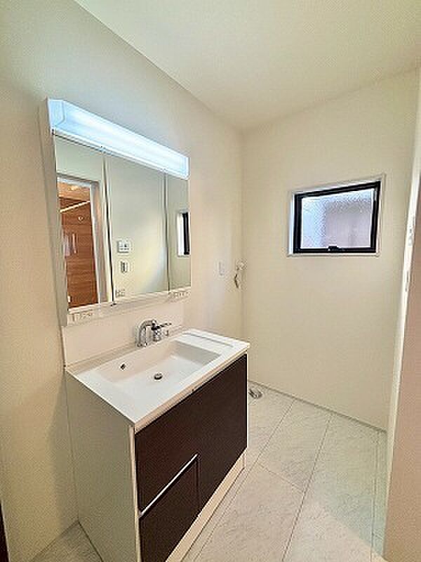 お出かけ前の身だしなみに一歩差がつく三面鏡。ミラー裏にはたっぷり収納もございます。