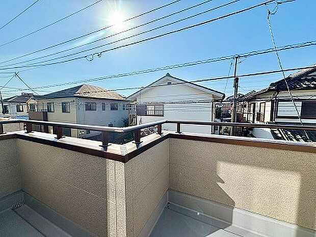 陽ざしが差込む明るいバルコニー。奥行きのあるバルコニーはお洗濯時に助かります。