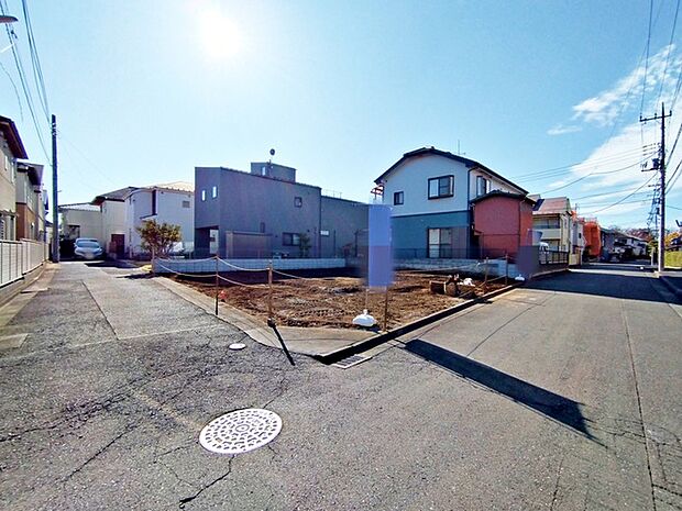 戸建てが立ち並ぶ静かな住宅街。四季折々の移り変わりを感じながら自然と楽しみ、暮らす、そんな毎日を日々の中で感じられる住環境 