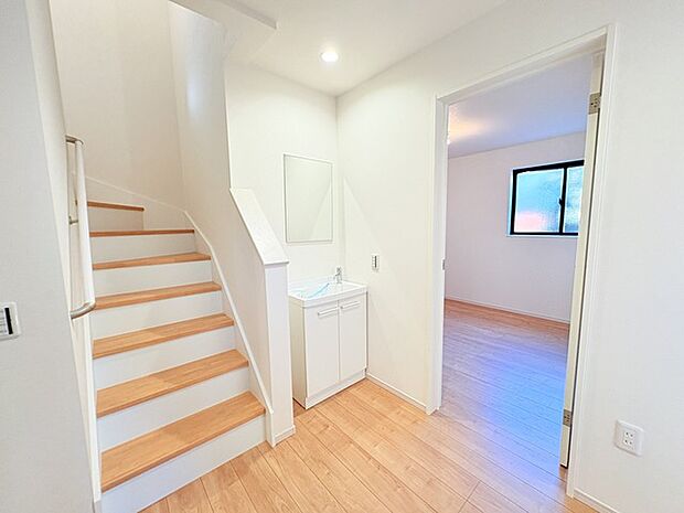 玄関前にも専用の手洗い洗面台があります。