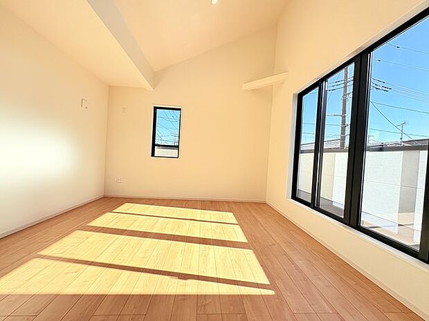 家族団欒のリビング。陽光差し込む食卓には家族の会話とスマイルが溢れます。いつまでもここで食卓を囲みたくなる、そう感じさせてくれるスペース。