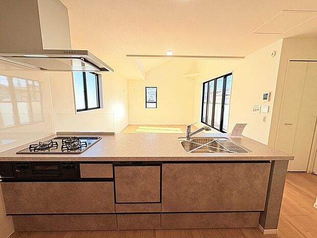 家族が一番集まる場所だから広々としつつも素敵な空間であって欲しい。皆がくつろぐリビングからキッチンまでが一つに繋がる空間。