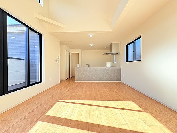 明るく、開放感もあり、冬は暖気が上昇しやすい吹き抜けリビング。