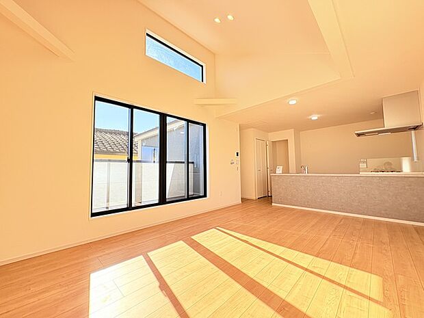 家族や友人、両親、親戚とこれから沢山の時間を紡ぐのだろう。そこを彩るのは窓から見える青い空、心地よい緑。そんなイメージが膨らむリビングスペース。