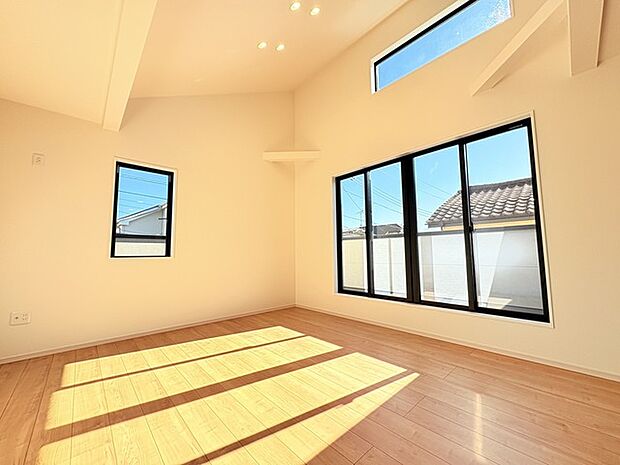 開放感ある上部の吹き抜けは、より高い場所からの陽を取り込み四季折々に室内を演出してくれます。