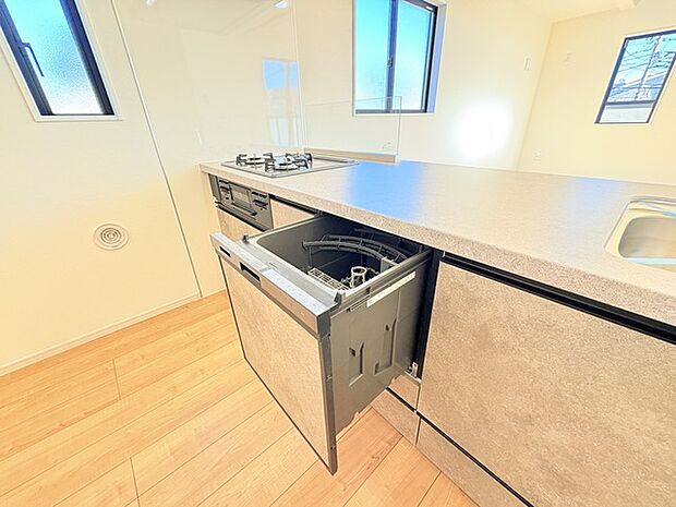 時短に活躍する食器洗浄機や一杯の水も楽しめる浄水器があるシステムキッチン。