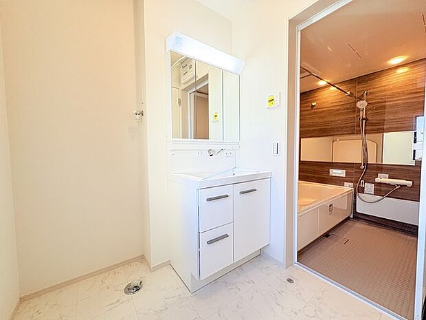 ゆとりの洗面スペースで朝の身支度もスムーズに行えます。