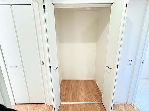 広々収納で、仕事着、普段着をまとめて収納できます。