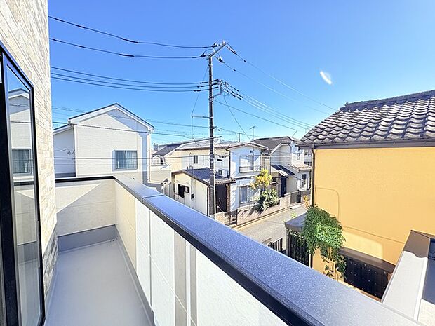 広めのバルコニーは風通しも良くお洗濯物もしっかりと干すことができます!