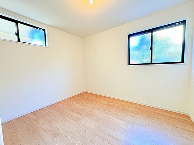 どんな家具にでも相性が良い清潔感ある白色調のクロスを採用。主張しすぎない配色、耐久性にも優れた床材は日々のメンテナンスも楽に、快適に過ごして頂けるよう考えられています。