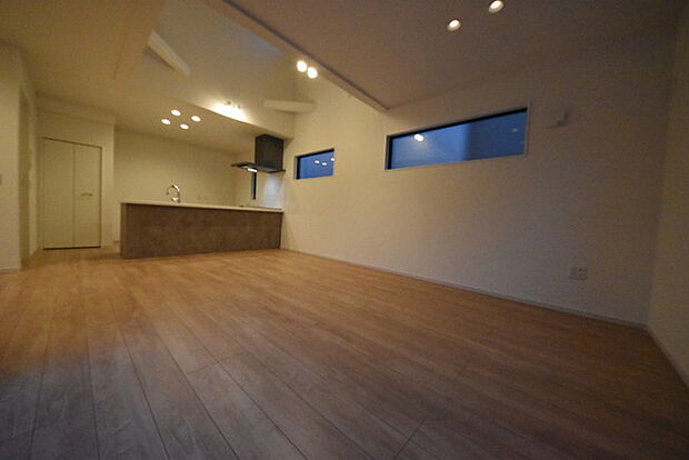 夕食の時間。家族、友人、両親、親戚との会話がより料理を美味しくしてくれる。あっという間に時間が過ぎてしまう居心地の良さは、普段はほっとする空間としてここにあります。