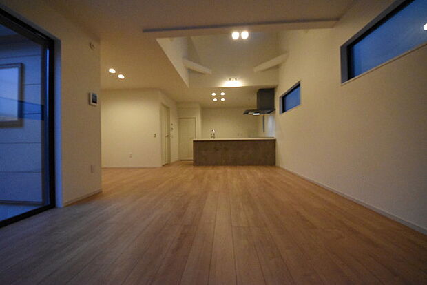 家族団欒のリビング。陽光差し込む食卓には家族の会話とスマイルが溢れます。いつまでもここで食卓を囲みたくなる、そう感じさせてくれるスペース。 