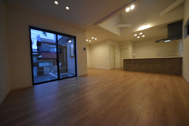 家族が一番集まる場所だから広々としつつも素敵な空間であって欲しい。皆がくつろぐリビングからキッチンまでが一つに繋がる空間。