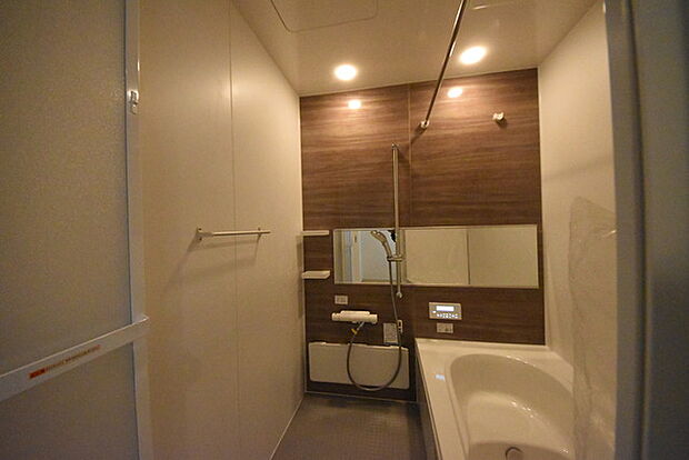 一緒にお風呂に入っている子供達の声がリビングまで聞こえてきそうな広々とした1坪バス 