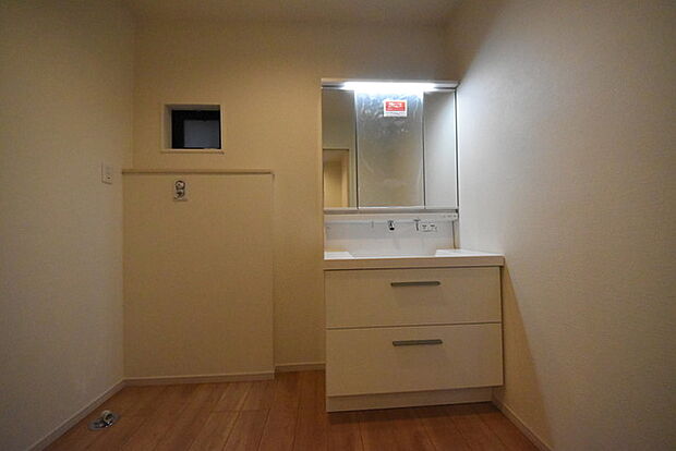 お出かけ前の身だしなみに一歩差がつく三面鏡。ミラー裏にはたっぷり収納もございます。