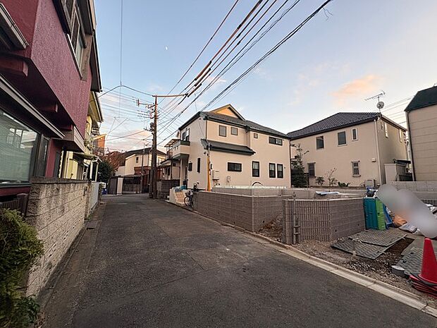 戸建てが立ち並ぶ静かな住宅街。四季折々の移り変わりを感じながら自然と楽しみ、暮らす、そんな毎日を日々の中で感じられる住環境 