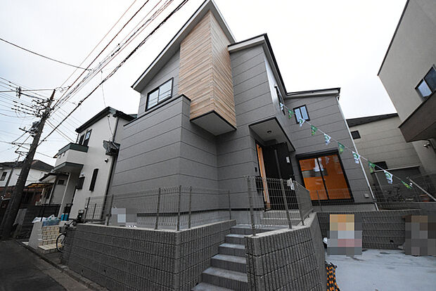 広めのバルコニーは風通しも良くお洗濯物もしっかりと干すことができます！ 