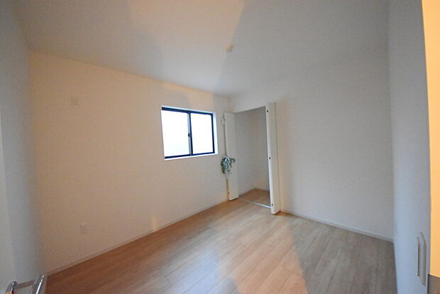 今からここを誰のお部屋にしようか、そんな洋室。大きさは5.2帖です。 