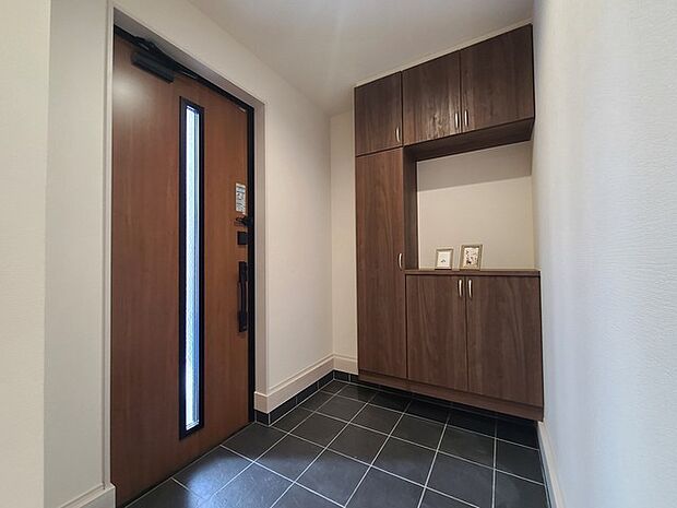 明るく開放的な玄関、靴の脱ぎ履きもしやすく、収納も豊富でご家族皆様の靴をスッキリ収納できます。