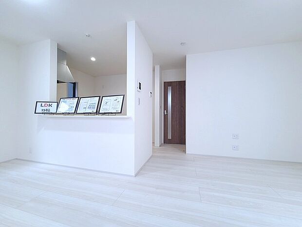 家族団欒のリビング。陽光差し込む食卓には家族の会話とスマイルが溢れます。いつまでもここで食卓を囲みたくなる、そう感じさせてくれるスペース。