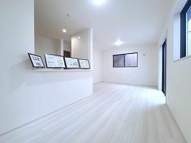 家族団欒のリビング。陽光差し込む食卓には家族の会話とスマイルが溢れます。いつまでもここで食卓を囲みたくなる、そう感じさせてくれるスペース。