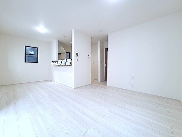 夕食の時間。家族、友人、両親、親戚との会話がより料理を美味しくしてくれる。あっという間に時間が過ぎてしまう居心地の良さは、普段はほっとする空間としてここにあります。