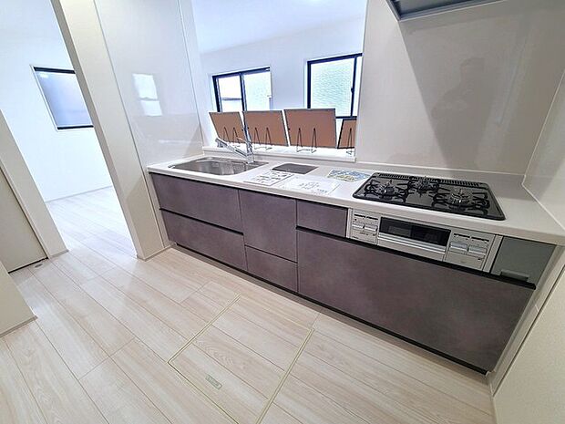 リビングにいる家族の顔が見渡せるカウンターキッチン。お料理もより一層おいしく、楽しく。食器棚を背面に設置しても十分な広さを確保しています。