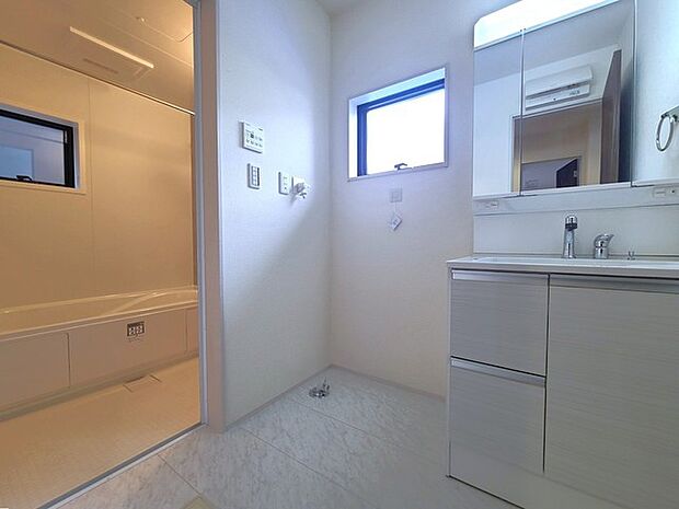 使い勝手の良い洗面台、窓があることで換気もしやすく清潔感のある空間を保てます。