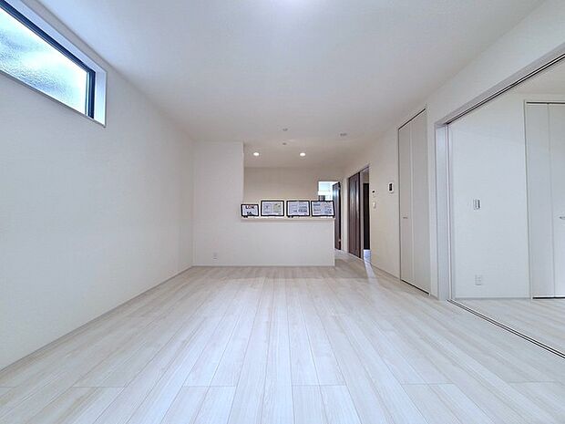 家族団欒のリビング。陽光差し込む食卓には家族の会話とスマイルが溢れます。いつまでもここで食卓を囲みたくなる、そう感じさせてくれるスペース。