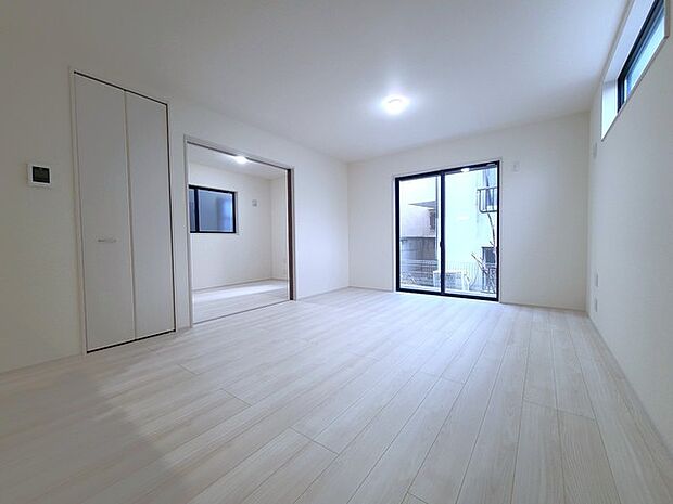 家族団欒のリビング。陽光差し込む食卓には家族の会話とスマイルが溢れます。いつまでもここで食卓を囲みたくなる、そう感じさせてくれるスペース。