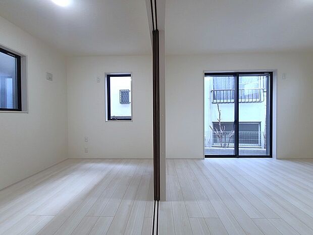 扉を開放するとLDKと洋室を一体利用できる空間!扉を閉めると独立した空間としても活用できます。