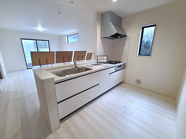 リビングにいる家族の顔が見渡せるカウンターキッチン。お料理もより一層おいしく、楽しく。食器棚を背面に設置しても十分な広さを確保しています。