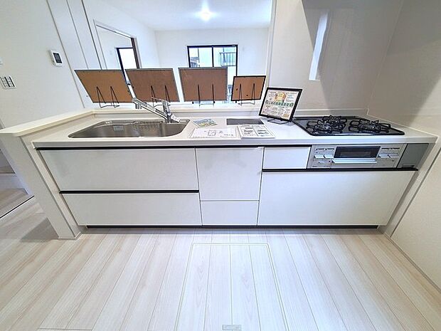 リビングにいる家族の顔が見渡せるカウンターキッチン。お料理もより一層おいしく、楽しく。食器棚を背面に設置しても十分な広さを確保しています。