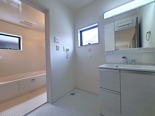 使い勝手の良い洗面台、窓があることで換気もしやすく清潔感のある空間を保てます。