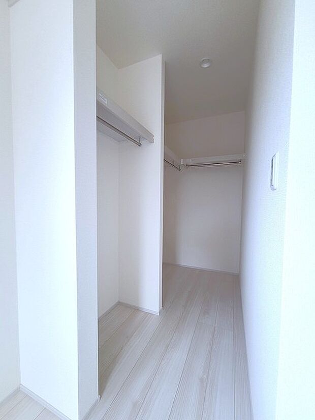 収納で悩む時間をなくしたい。家族の衣服が多くても頼もしいWIC(ウォークインクローゼット)