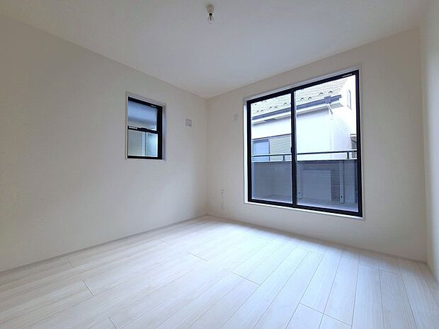 どんな家具にでも相性が良い清潔感ある白色調のクロスを採用。主張しすぎない配色、耐久性にも優れた床材は日々のメンテナンスも楽に、快適に過ごして頂けるよう考えられています。