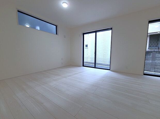 家族団欒のリビング。陽光差し込む食卓には家族の会話とスマイルが溢れます。いつまでもここで食卓を囲みたくなる、そう感じさせてくれるスペース。