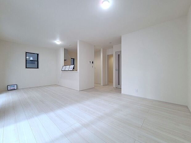 家族団欒のリビング。陽光差し込む食卓には家族の会話とスマイルが溢れます。いつまでもここで食卓を囲みたくなる、そう感じさせてくれるスペース。