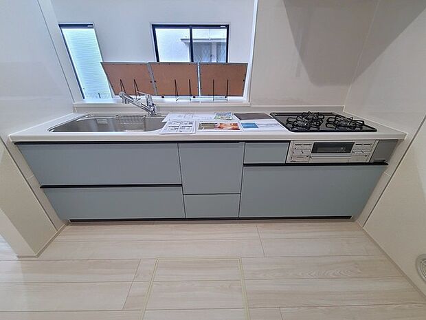 リビングにいる家族の顔が見渡せるカウンターキッチン。お料理もより一層おいしく、楽しく。食器棚を背面に設置しても十分な広さを確保しています。