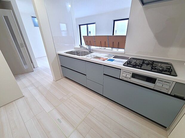 リビングにいる家族の顔が見渡せるカウンターキッチン。お料理もより一層おいしく、楽しく。食器棚を背面に設置しても十分な広さを確保しています。