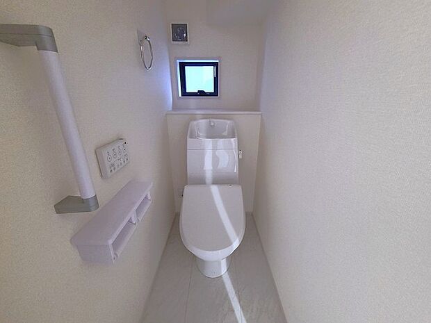ウォシュレット機能付きのトイレ。換気のしやすい窓付きで、収納もあり実用性も兼ね備えた造り。