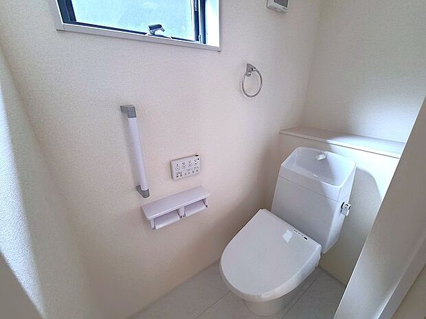 ウォシュレット機能付きのトイレ。換気のしやすい窓付きで、収納もあり実用性も兼ね備えた造り。