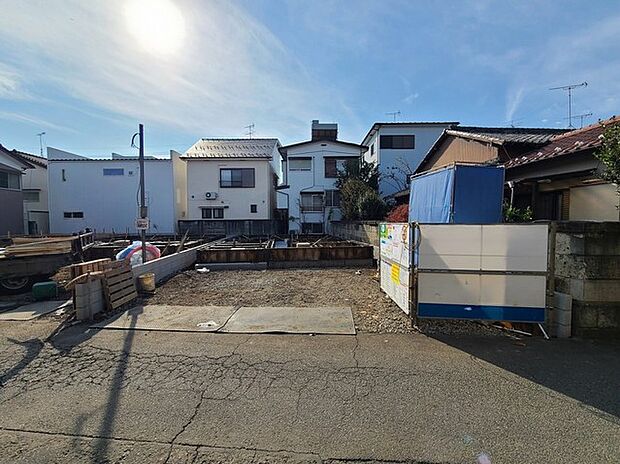 1号棟。五感で感じる、現地でしかわからない事も沢山ございます。周辺環境なども一緒にご案内いたしますのでお気軽にお問合せください。